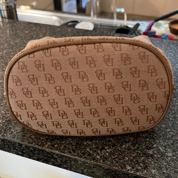 Dooney and Bourke handbag - Picture 4 of 12